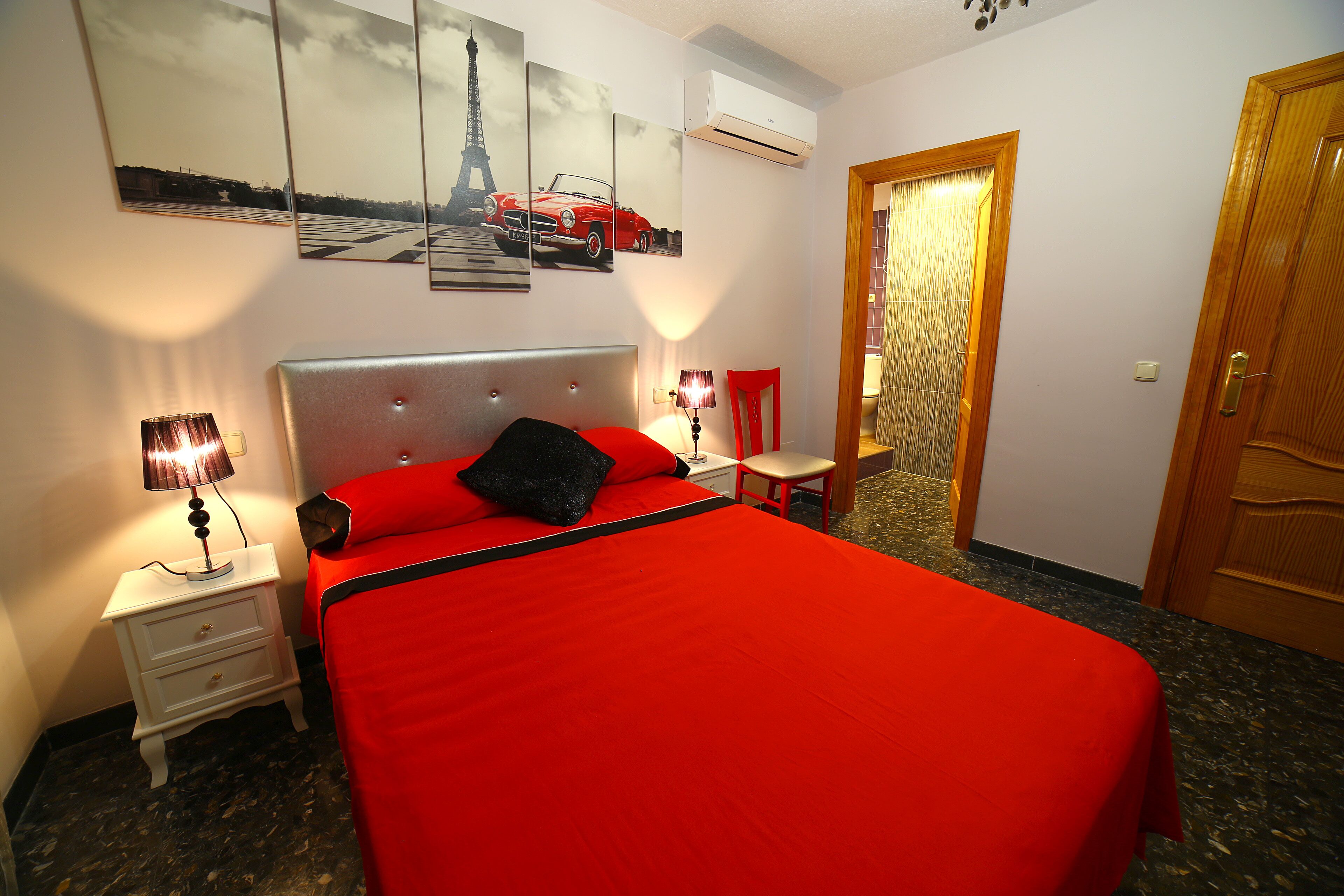 6 quartos, escrivaninha, ferros/tábuas de passar roupa, berço de viagem