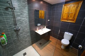 Ensemble baignoire-douche, séchoir à cheveux, bidet, serviettes fournies