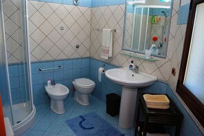 Shower, hair dryer, bidet, towels - Apartment in the Gulf of Cefalu (Campofelice di Roccella)