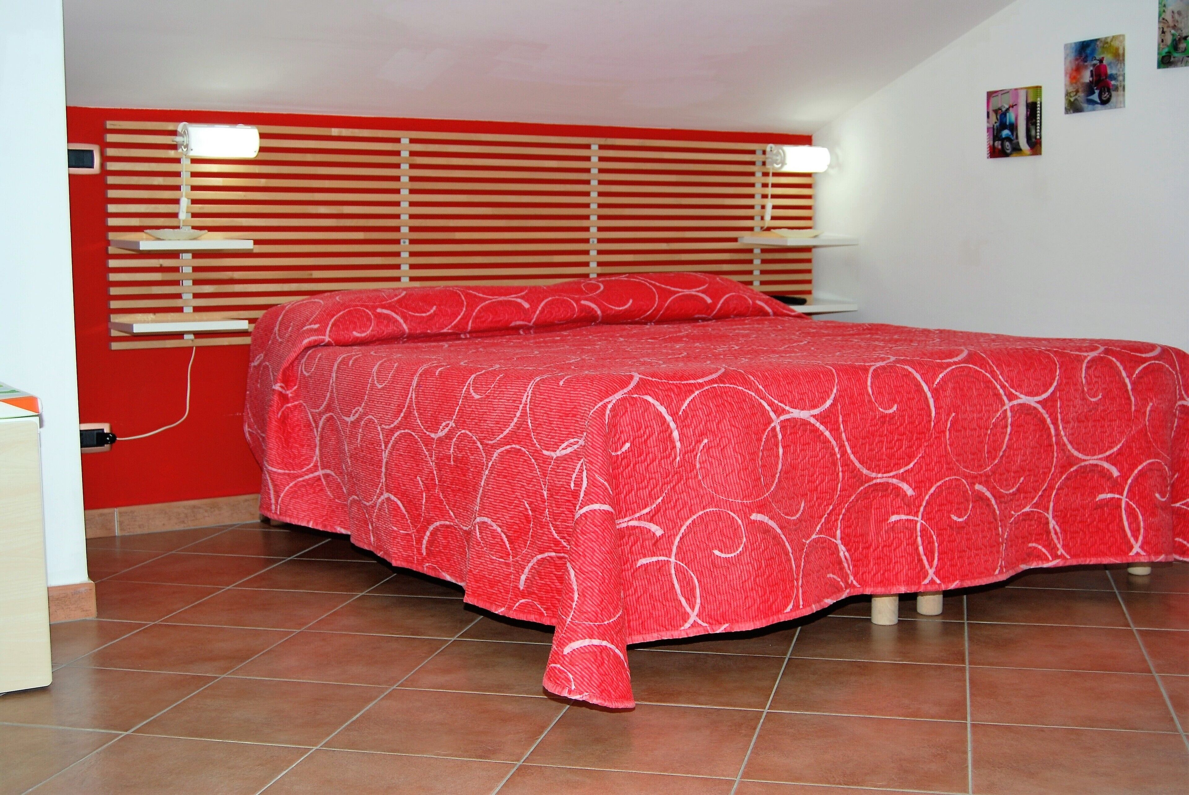 1 camera, una cassaforte in camera, una scrivania, ferro/asse da stiro