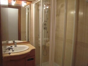 Bathtub, towels