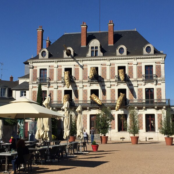 A historic building with a symmetrical facade, large windows, and a central balcony. - 10 MINUTES FROM THE CENTER OF BLOIS, BRIGHT NEW APARTMENT, (Valencisse)