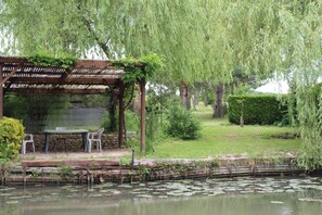 Outdoor dining - 10 MINUTES FROM THE CENTER OF BLOIS, BRIGHT NEW APARTMENT,  (Valencisse)