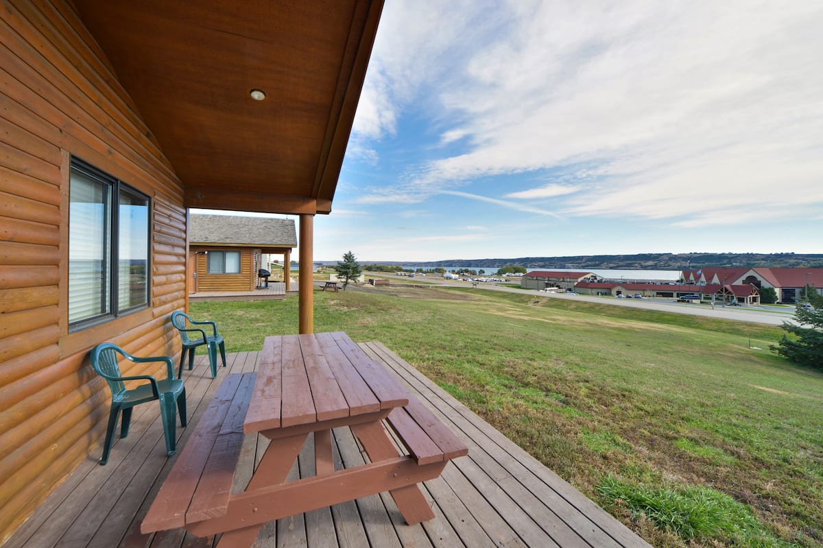 Cabane Deluxe, 3 chambres, cuisine, vue partielle sur le lac | Décoration personnalisée, ameublement personnalisé, draps fournis