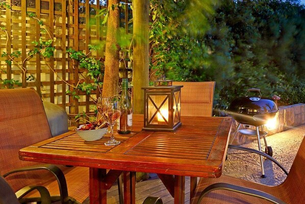 Outdoor dining - Angel Cottage (Cape Town)