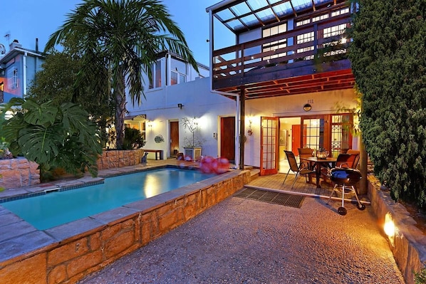 Una piscina al aire libre