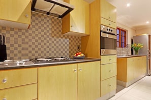 Refrigerador con freezer, microondas, horno, placa de cocina