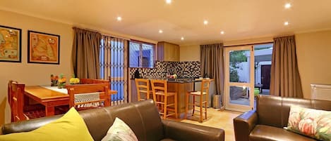 Casa de campo estándar, 2 habitaciones | Área de sala de estar | Televisión y reproductor de DVD