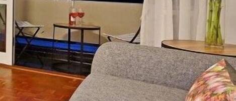 Standaard studio, 1 slaapkamer | Woonkamer | Flatscreentelevisie en een dvd-speler