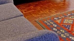 Un dormitorio con cama, mesita de noche, lámpara y armario.