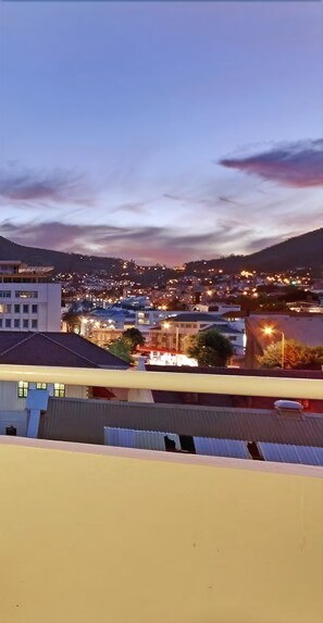 Un paisaje urbano al anochecer con edificios y luces.