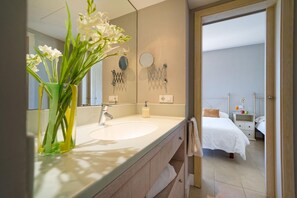 Bathtub, hair dryer, towels - Villa Piedra Amarilla by VillaGranCanaria (San Bartolomé de Tirajana)