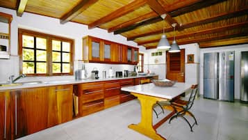 JÀÀkaappi, mikroaaltouuni, uuni, liesi