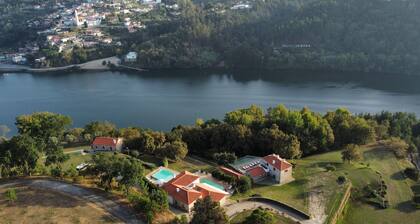 Villa São Miguel next to the harbor with private natural swimming pool Wi-Fi andAC