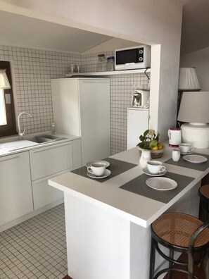 Refrigerador, microondas, parrilla de estufa y lavavajillas 