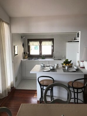 Refrigerador, microondas, placa de cocina, lavavajillas