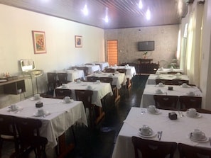 Café da manhã com buffet grátis todos os dias