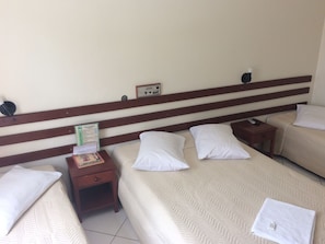 Minibar, escritorio, tabla de planchar con plancha y wifi gratis