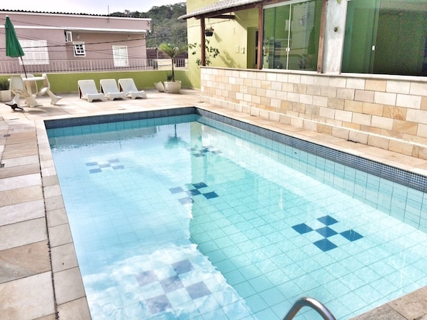Una piscina al aire libre