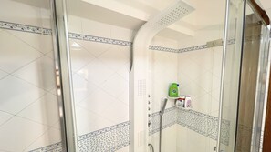 Dusche, Haartrockner, Handtücher, Seife