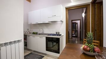 Refrigerador, horno, parrilla de estufa y cafetera y tetera