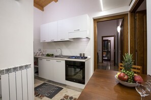 Refrigerador, horno, parrilla de estufa y cafetera y tetera