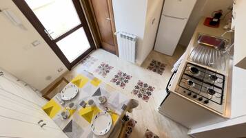 Refrigerador, horno, parrilla de estufa y cafetera y tetera