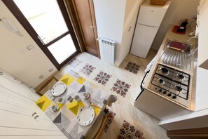 Refrigerador, horno, parrilla de estufa y cafetera y tetera
