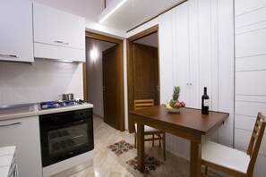 Geladeira, fogão, cooktop, cafeteira/chaleira