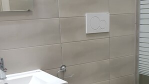 Shower, hair dryer, towels - Aurora Home (Rome)