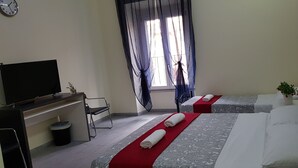 Economy Triple Room, Ensuite | Desk, WiFi (free) - Aurora Home (Rome)