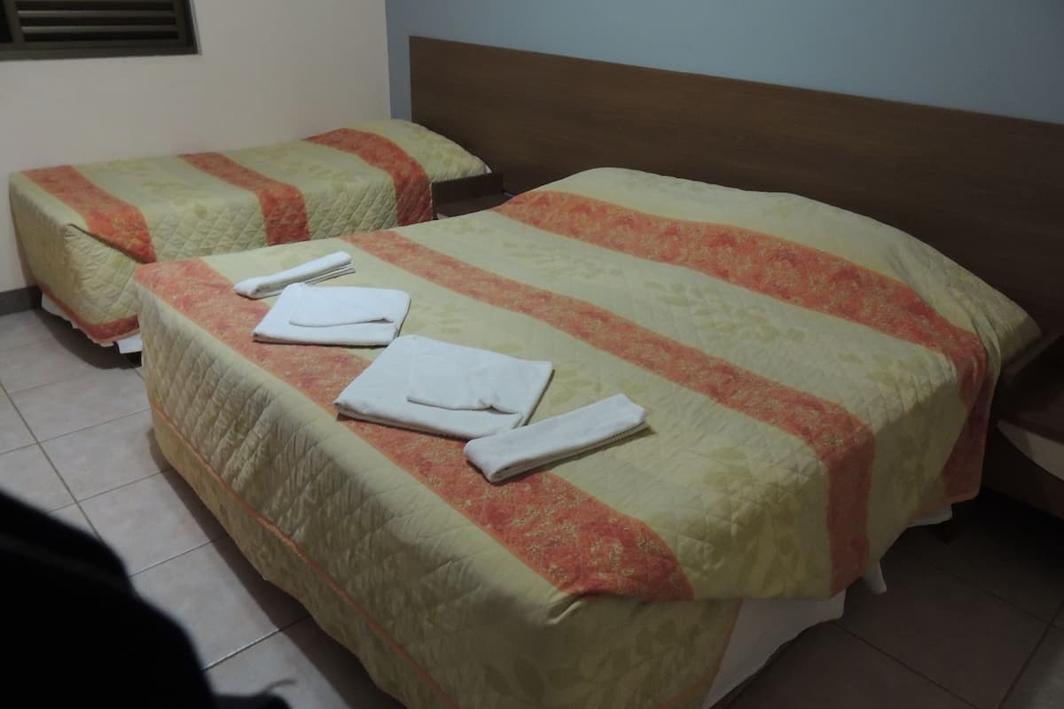 Habitación triple, varias camas | Minibar, tabla de planchar con plancha, wifi gratis y ropa de cama