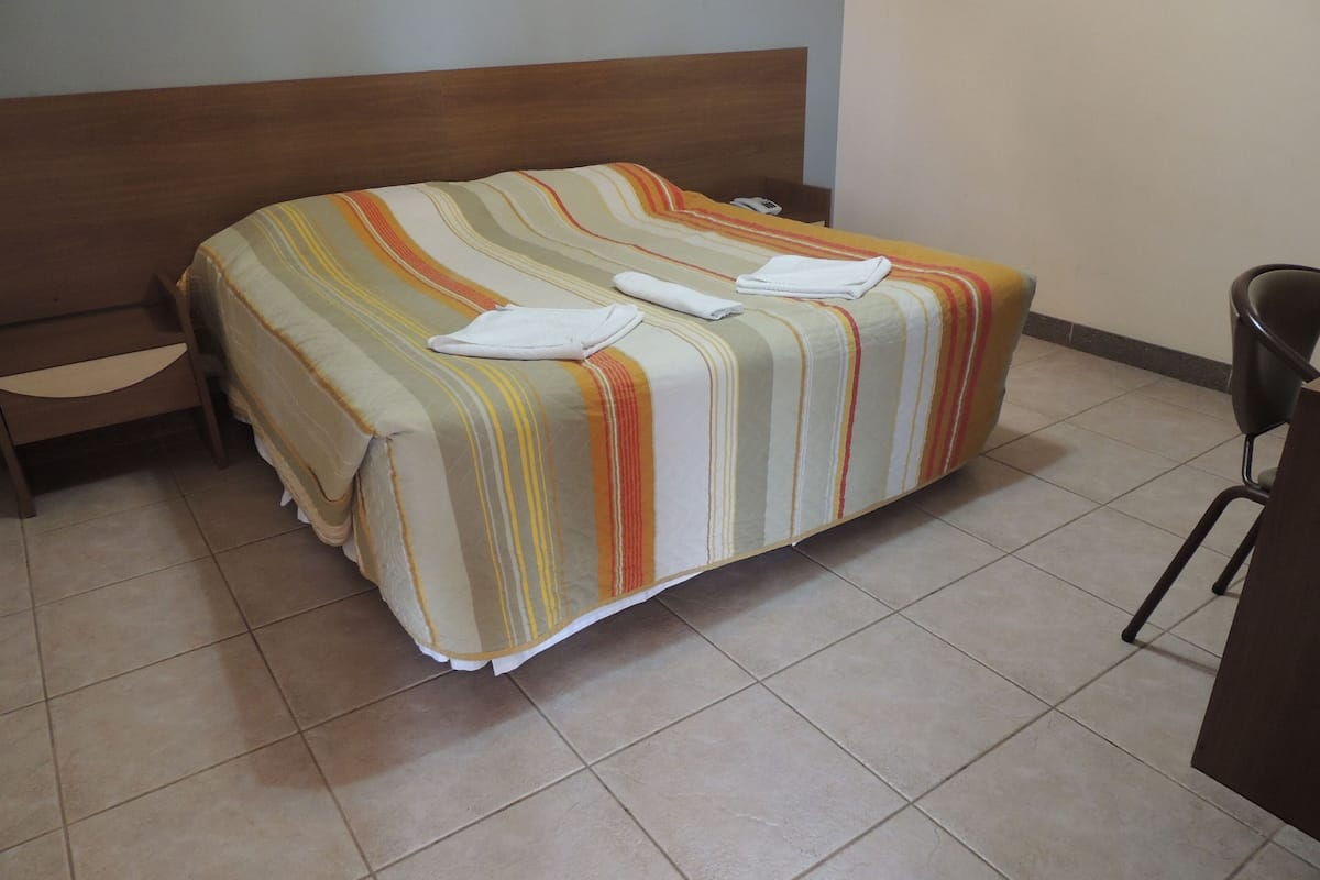 Habitación doble | Minibar, tabla de planchar con plancha, wifi gratis y ropa de cama