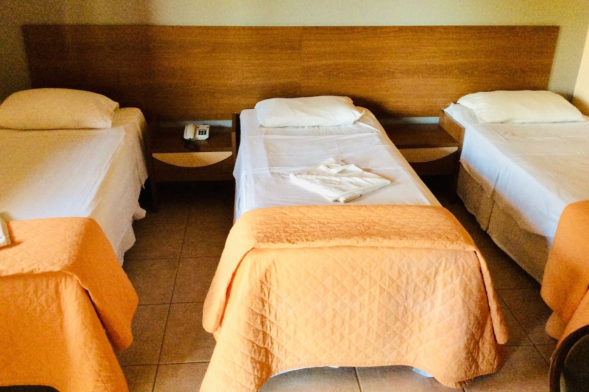 Habitación triple, 3 camas individuales | Minibar, tabla de planchar con plancha, wifi gratis y ropa de cama