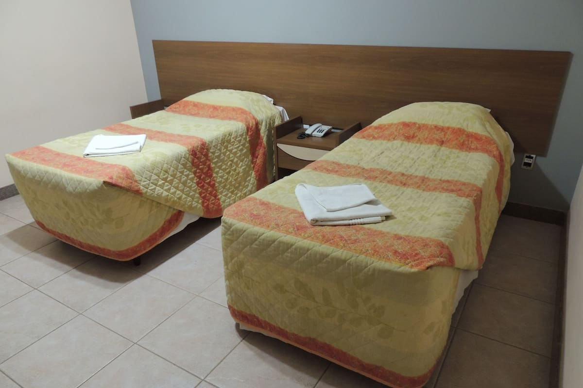 Habitación con 2 camas individuales | Minibar, tabla de planchar con plancha, wifi gratis y ropa de cama