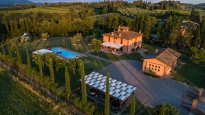 A large estate with a swimming pool, a covered carport, and a spacious lawn. - Special Offer! Holidays, (Villa Lestra 8 + 3) Area Volterra, San Gimignano, Pisa (Pisa)