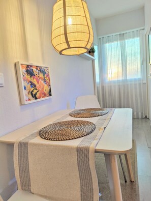 Dining - Santa Cruz Ocean Apartment - II (Santa Cruz)