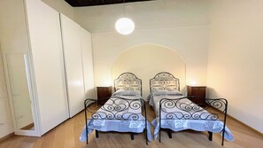 3 bedrooms, iron/ironing board, travel crib, free WiFi - Spoleto centre, Car NOT necessary - 10 mins walk to train station, Rome/1 hr (Spoleto)
