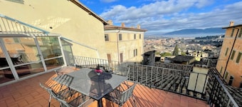 Spoleto centre, Car NOT necessary - 10 mins walk to train station, Rome/1 hr