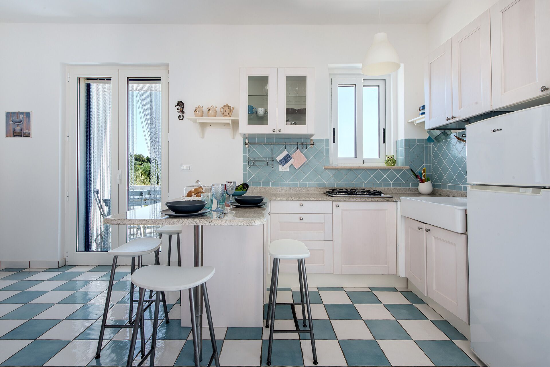 Kühlschrank, Herdplatte, Wasserkocher mit Kaffee-/Teezubehör