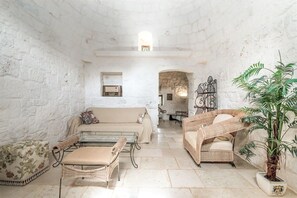 TV connectée, cheminée, table de tennis de table, livres