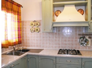 Réfrigérateur, micro-ondes, plaque de cuisson, lave-vaisselle
