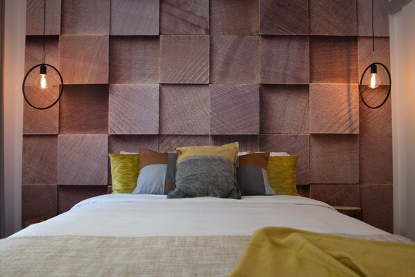 2 bedrooms, iron/ironing board, internet, bed sheets