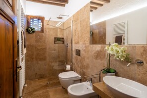 Dusche, Haartrockner, Bidet, Handtücher