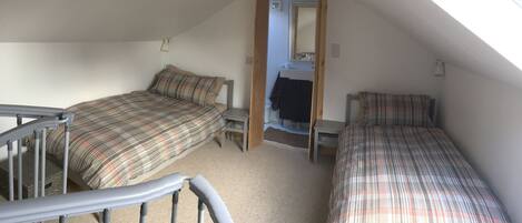 2 makuuhuonetta, silitysrauta/-lauta, ilmainen Wi-Fi, vuodevaatteet