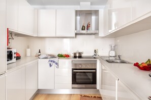 Réfrigérateur, four à micro-ondes, un four, surface de cuisson