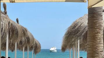 Chaises longues, serviettes de plage