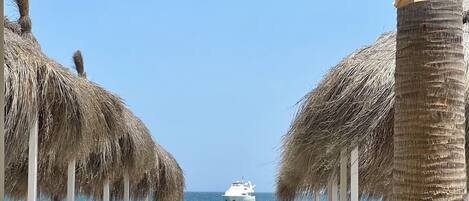 Chaises longues, serviettes de plage