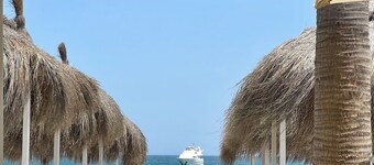 Un ático moderno (110 m2) con vistas al mar y a la piscina, 3 dormitorios y 2 baños.