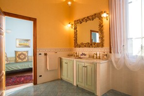 Ensemble douche/baignoire, sèche-cheveux, bidet, serviettes fournies